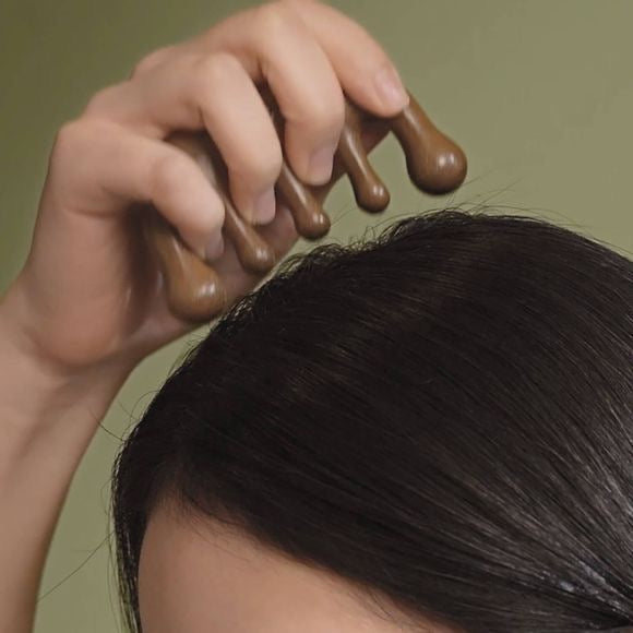 peine masajeador para estimular el cuero cabelludo/ Massaging comb to stimulate the scalp.