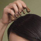 peine masajeador para estimular el cuero cabelludo/ Massaging comb to stimulate the scalp.